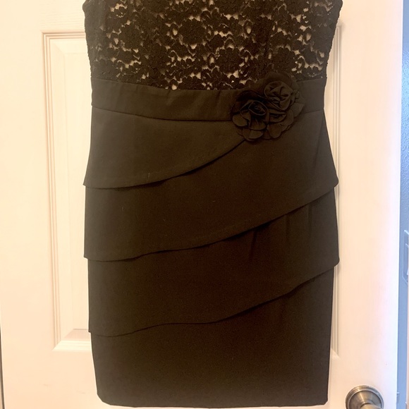 Black and Lace evening, formal or cocktail dress. - Picture 2 of 8